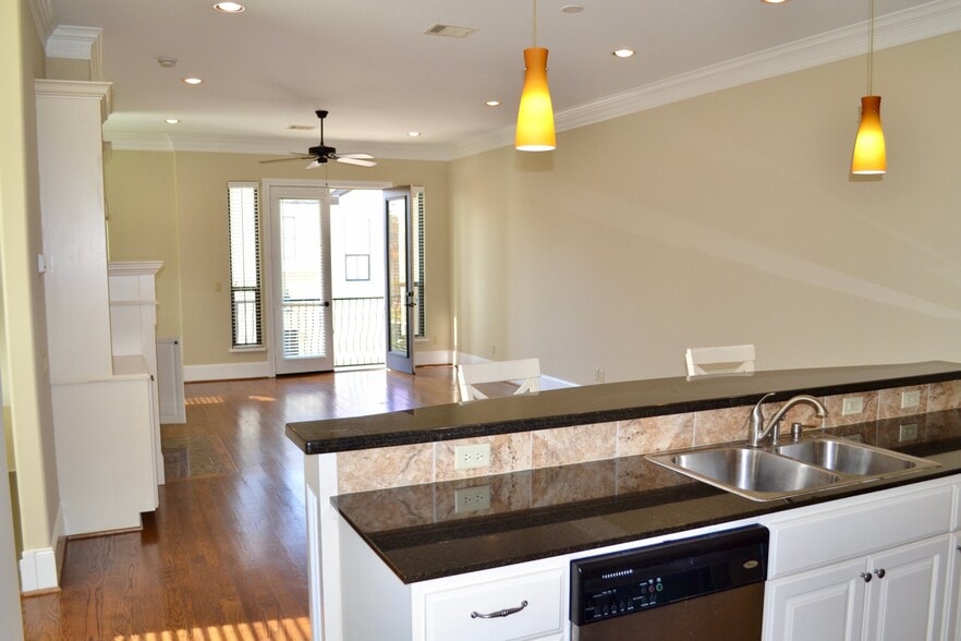 Building Photo - 3127 Fairdale Oaks E