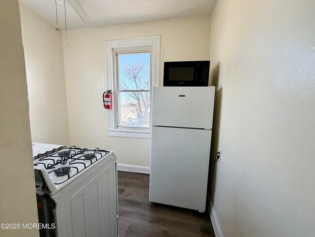 Building Photo - 37 2nd Ave