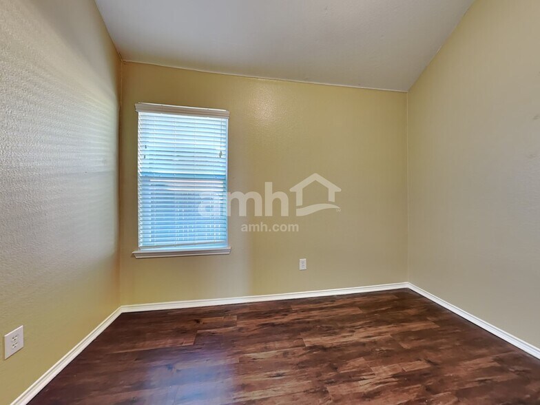Building Photo - 9613 Glenshee Dr