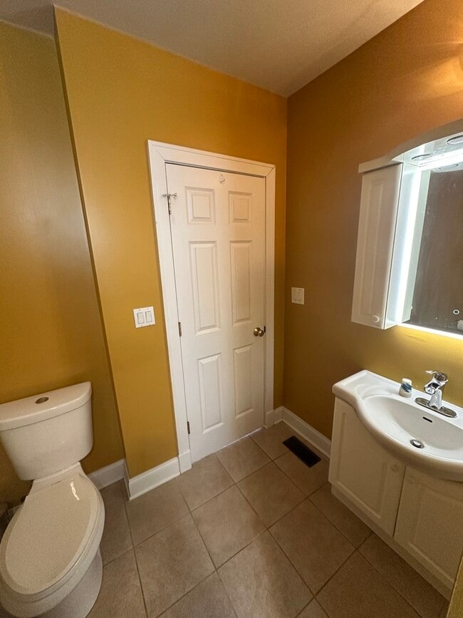 Building Photo - 5042 W Argyle St