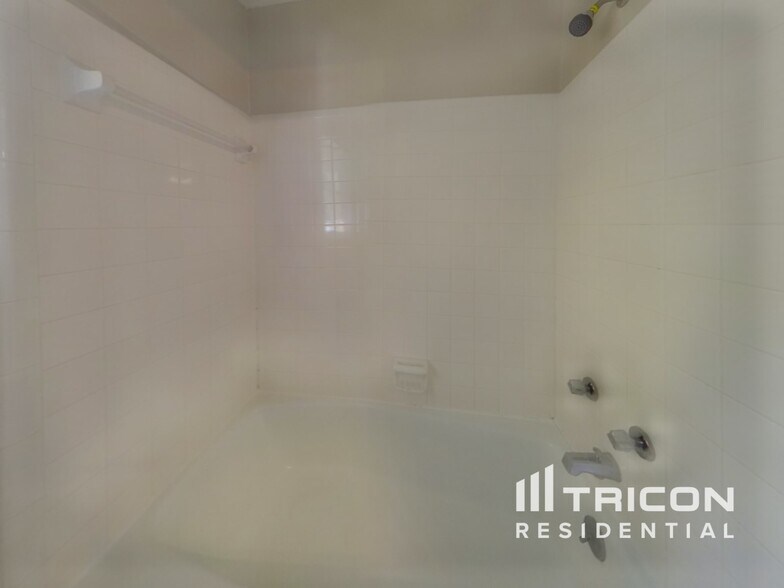 Building Photo - 5823 Williamsburg Dr NW