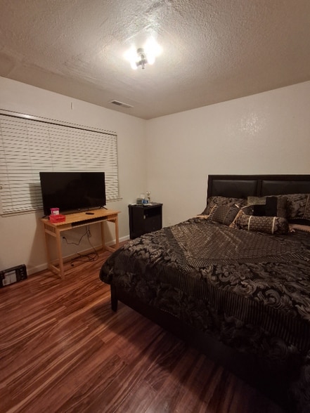 Building Photo - 4952 Ridgeview Dr