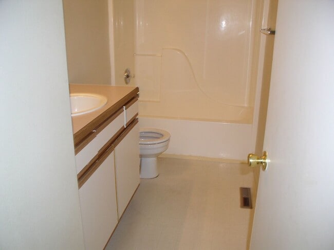 Building Photo - 2 Bed Duplex with Fenced Yard, Covered Patio & Water Included