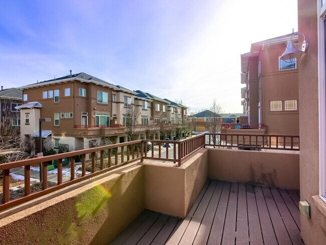 Building Photo - 2 Bedroom Townhome in Denver