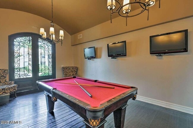 Building Photo - 1367 S Country Club Dr