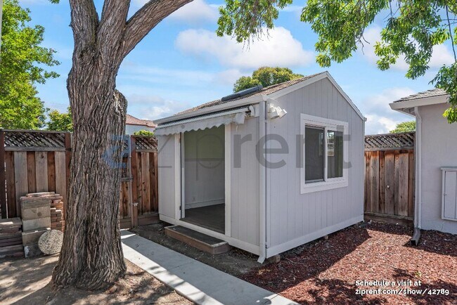 Building Photo - 1723 Laine Ave