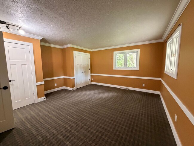 Building Photo - 6375 Bauer Rd