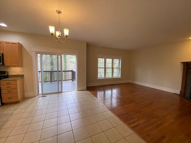 Building Photo - West AVL - Modern Craftsman Style 3 Bedroom