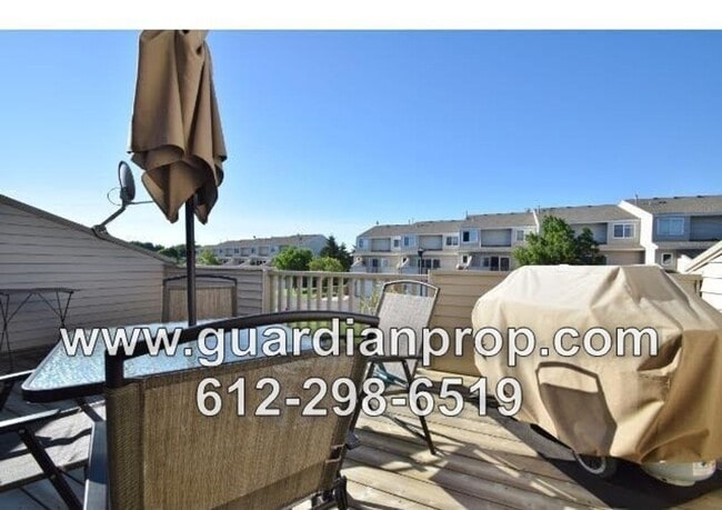 Building Photo - Rosemount Townhouse Available September 1,...