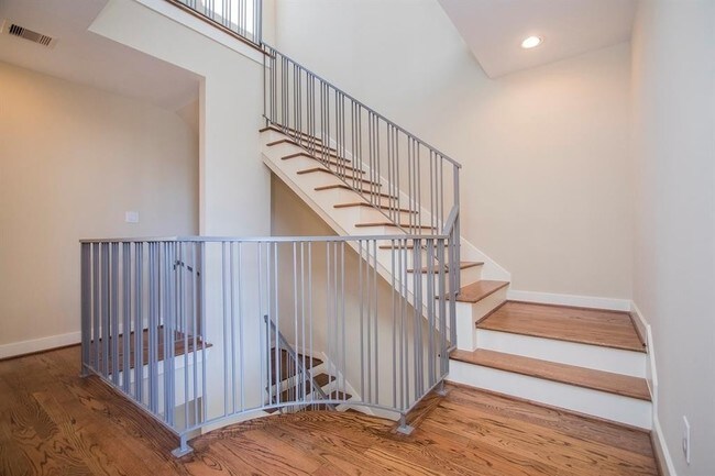 Building Photo - Contemporary townhome, rooftop terrace awa...