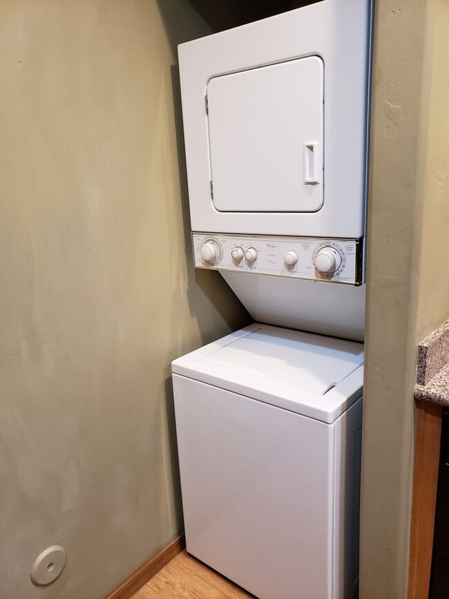 Building Photo - Furnished Bison Cove - 2 bed / 2 bath - Furnished Unit