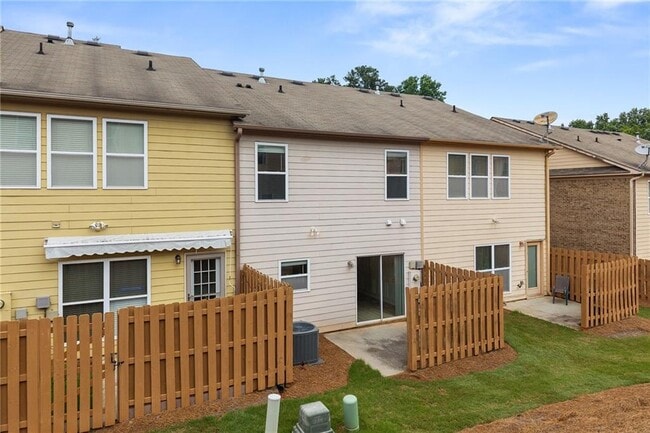 Building Photo - 318 Knelston Oak Dr NE