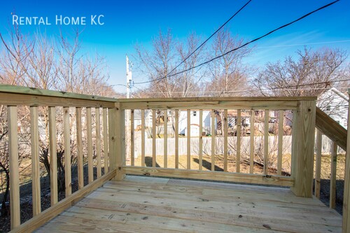 Building Photo - Roomy 3-bed/2-bath Duplex w/Fin Bsmt, fenc...