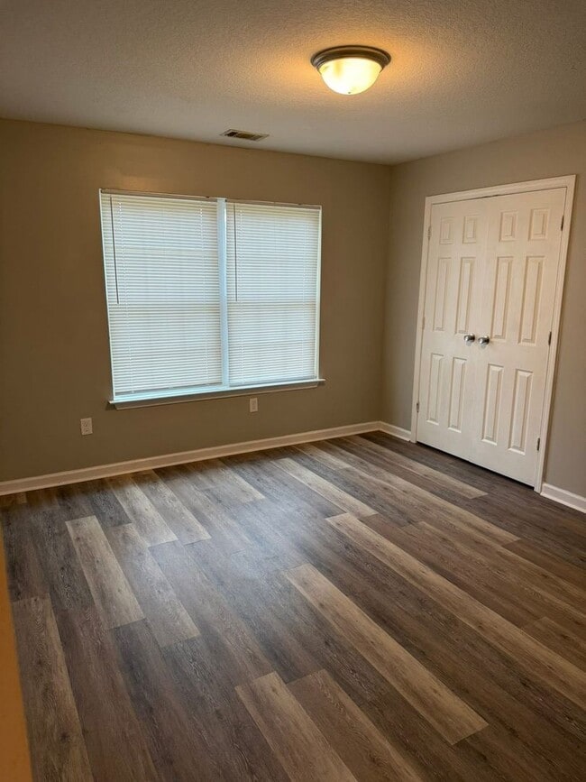 Building Photo - 3 Bed 2 Bath Apartment