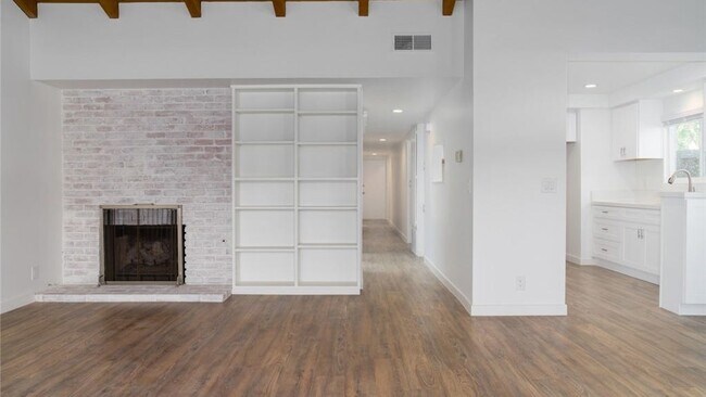 Building Photo - 480 N Abby St