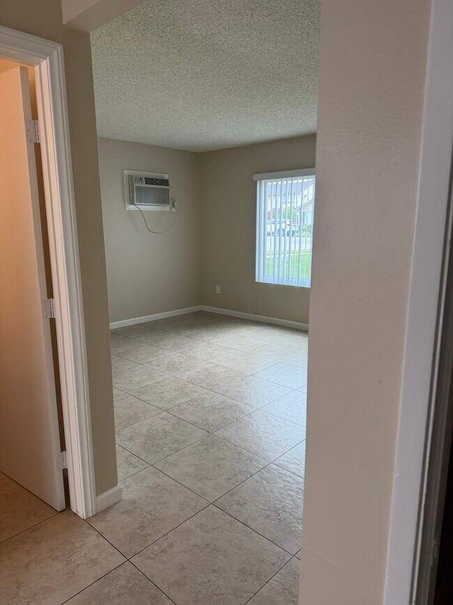 Building Photo - 1341 Eastpark Dr