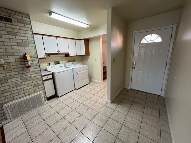 Building Photo - 300 E 16th Ave