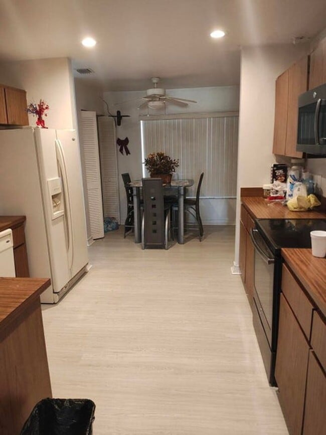 Building Photo - 616 White Water Dr