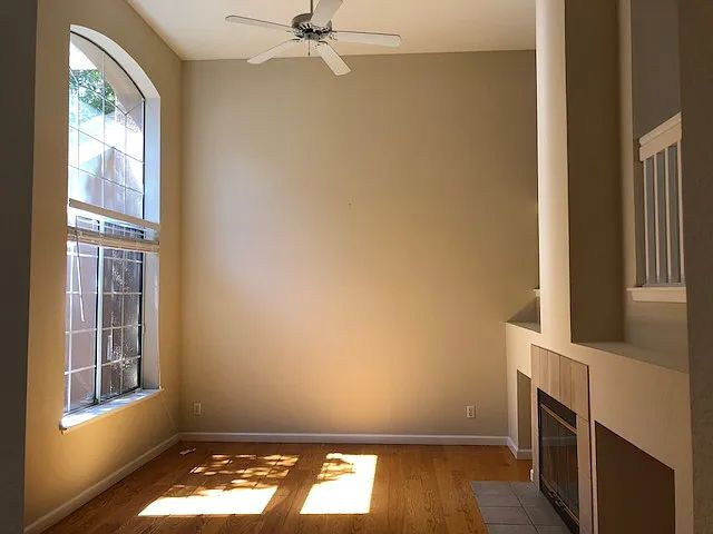 Building Photo - Beautiful End-Unit Townhome in Desirable S...