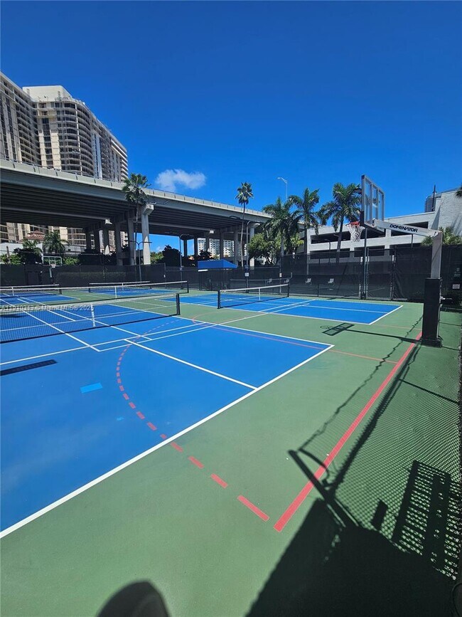 Building Photo - 3600 Mystic Pointe Dr