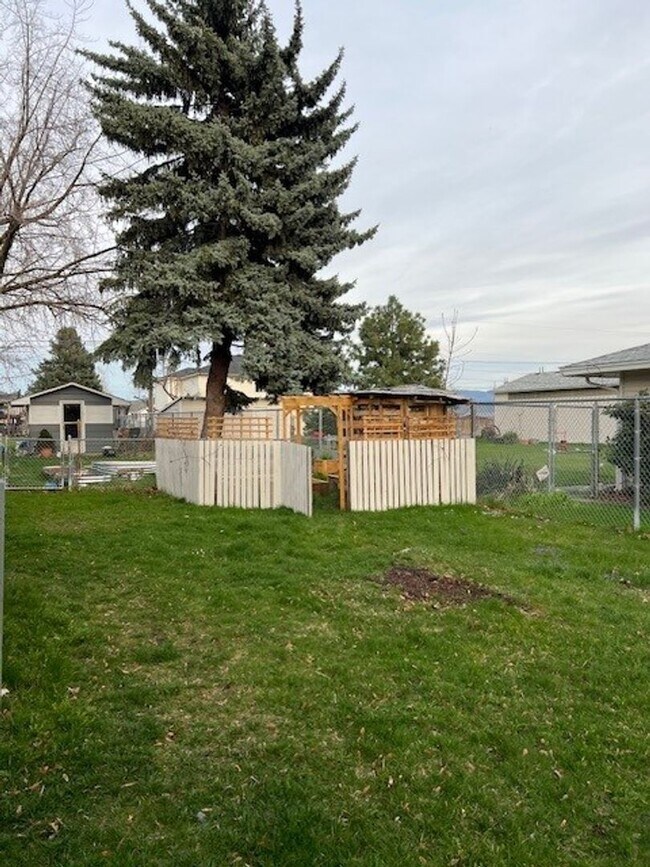 Building Photo - 15102-15104 E Rich Ave