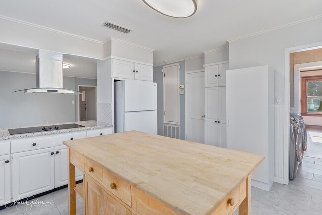 Building Photo - Beautiful 3 Bed 3 Bath