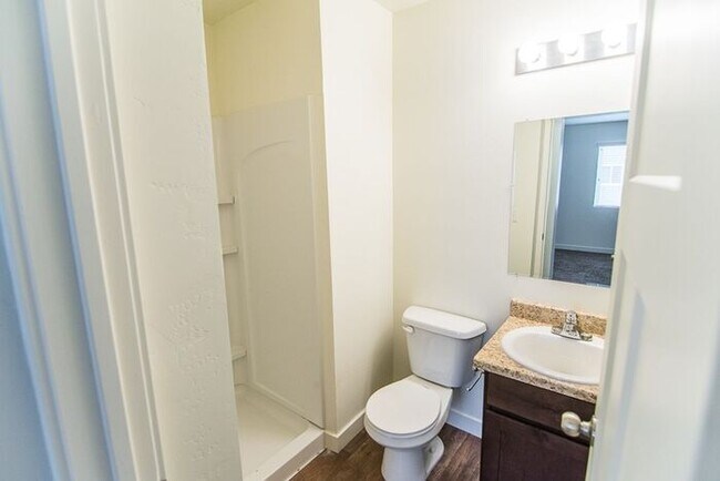 Building Photo - THE LOCHS! Gorgeous Townhome First Month Free