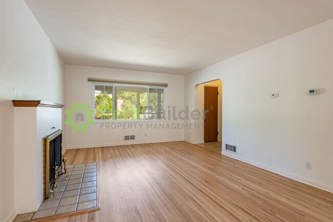 Building Photo - 3822 La Hacienda Dr NE