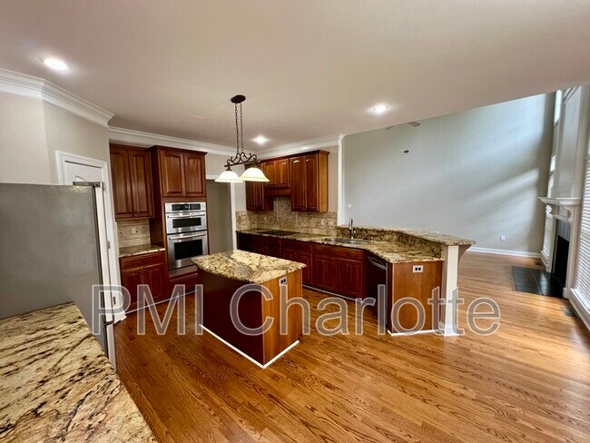 Building Photo - 4432 Shannamara Dr