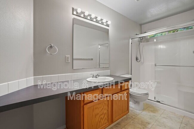 Building Photo - 979 Peregrine Dr