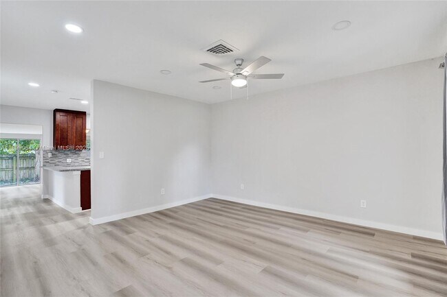 Building Photo - 6860 SW 18th Ct