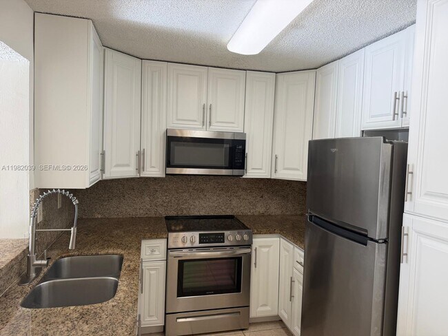 Building Photo - 200 Palm Cir W