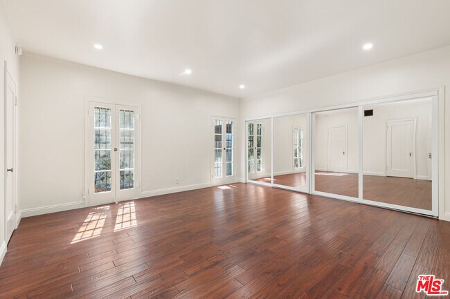 Building Photo - 258 S Orange Dr