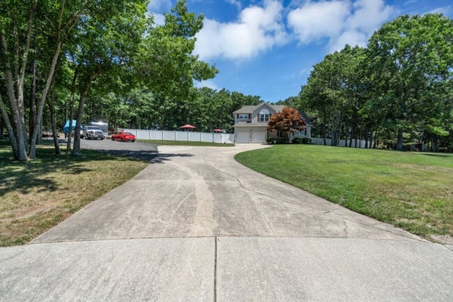 Building Photo - Private Cul-de-Sac Living: 4BR Home with Pool & Geothermal HVAC