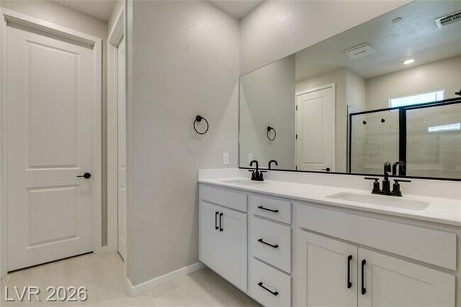Building Photo - BEAUTIFUL 4 BEDROOM PROPERTY IN GATED COMMUNITY!