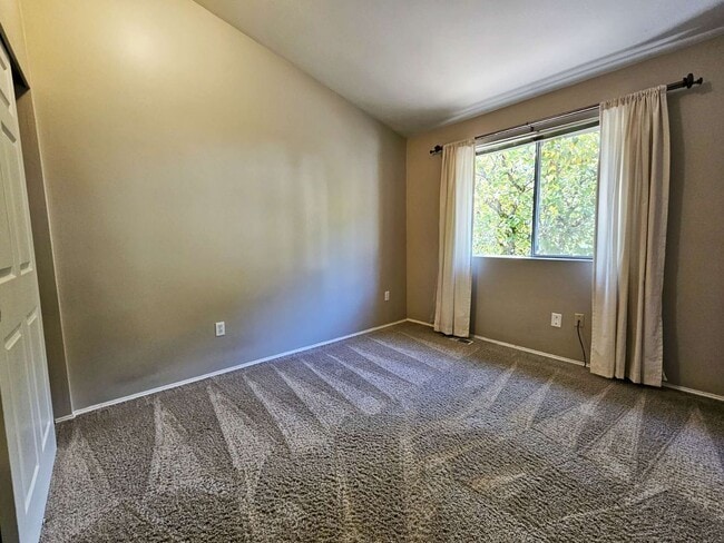 Building Photo - Beautiful 3 Bed 2.5 Bath Townhome in Beaut...