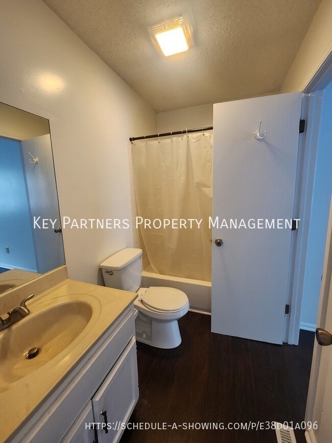 Building Photo - 1719 SW Parkridge Dr