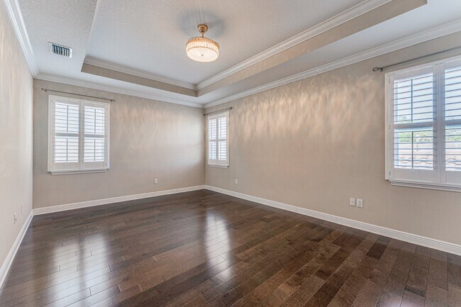 Building Photo - Stunning David weekly designed 3 BR+ OFFICE/ 2.5 BA / 2 Car executive townhouse in Hyde Park / So...