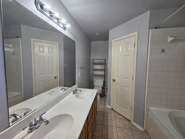 Building Photo - 4507 Twin Oaks Cir