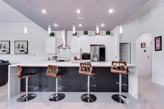 Building Photo - 2550 Jardin Manor