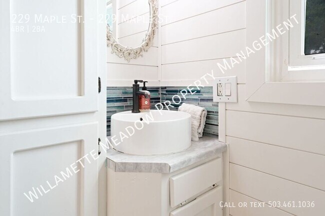 Building Photo - 229 NE Maple St