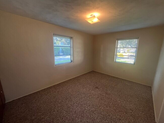 Building Photo - 1110 S Riverside Dr