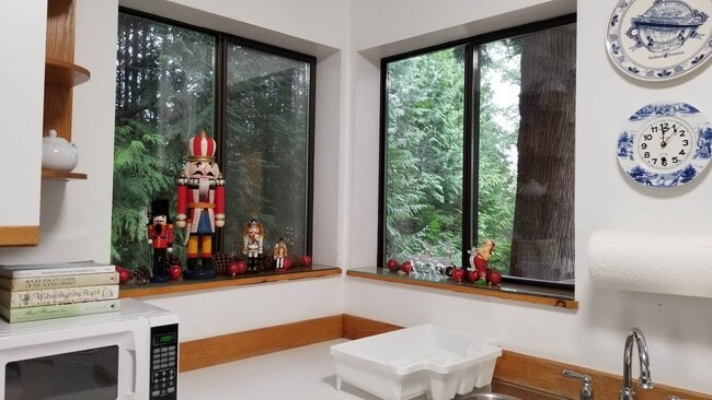 Building Photo - 1881 Cliff Rd