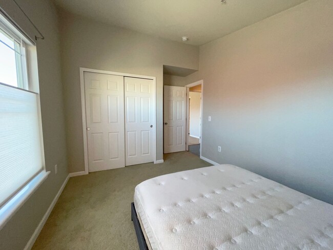 Building Photo - Broomfield! 3 bedroom Townhome! Golf Cours...