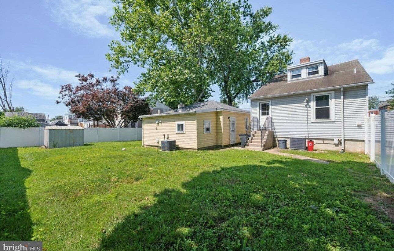 Building Photo - 230 Carre Ave