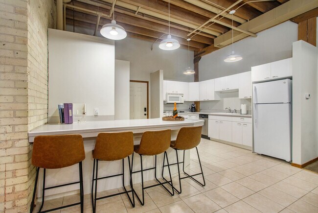 Building Photo - 110 N Harbor Dr