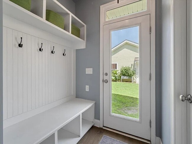 Building Photo - Bright & Beautiful Rental in Whitney Lake ...