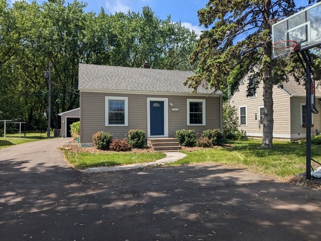 Primary Photo - 1769 White Bear Ave