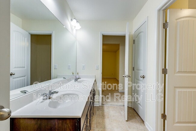 Building Photo - 203 S Dunnwood Ln