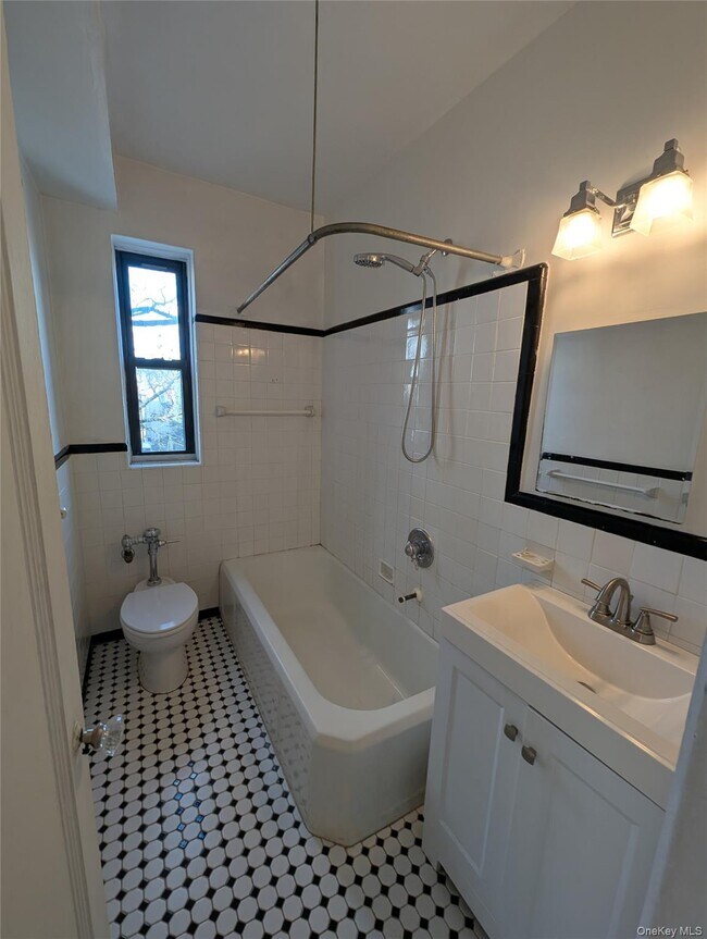 Building Photo - 2 Greenridge Ave